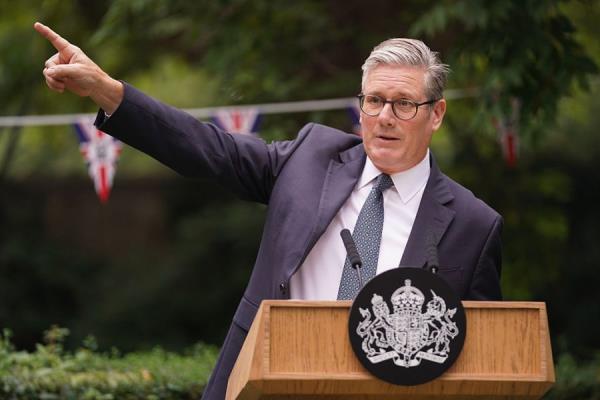 英首相成政坛尴尬王，星爵式领导笑翻全网！